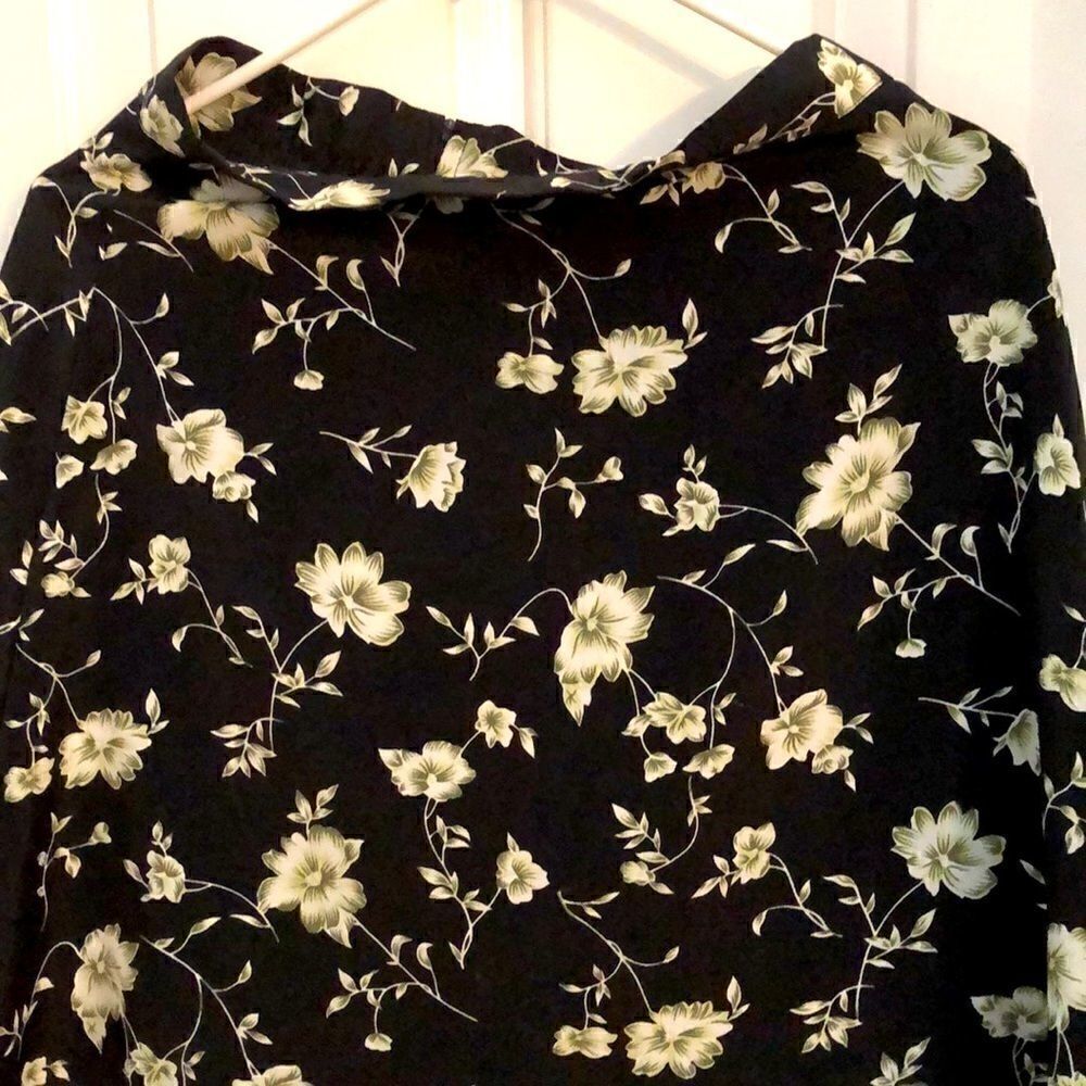 Juniors floral mini skirt   - Picture 2 of 4